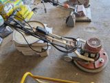 une machine posée sur le sol d'une pièce