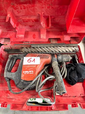 une boîte à outils rouge contenant un marteau et d'autres outils