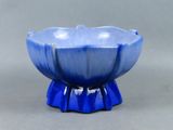 un bol bleu posé sur une table