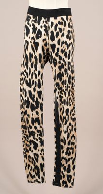 une femme portant un pantalon à imprimé léopard et un haut blanc