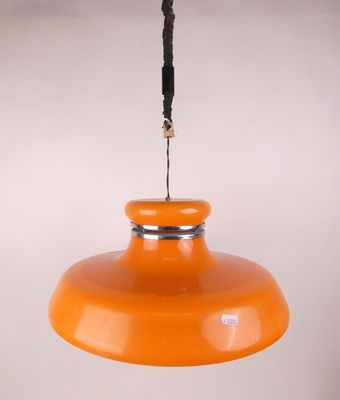 une suspension orange dont l'extrémité est reliée à un cordon noir