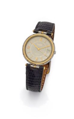 un gros plan d'une montre sur une surface blanche avec un fond blanc