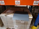 une grande pile de cartons sur une palette dans un entrepôt