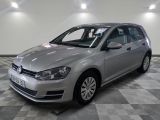 la volkswagen golf argentée est garée sur un carrelage à carreaux