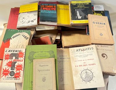 un grand nombre de livres empilés les uns sur les autres