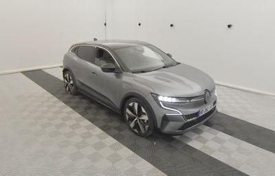 la voiture grise est garée dans le garage sur le sol en damier