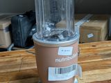un mixeur posé sur une table en bois