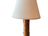 une photo d'une lampe de table surmontée d'un abat-jour blanc