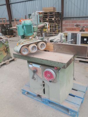 une machine posée sur une palette dans un entrepôt