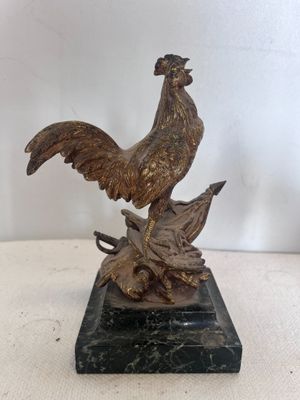 statue représentant un coq et un canard sur un socle en marbre