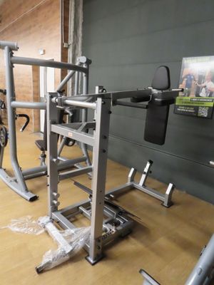 an image of a gym room with equipment on the floor