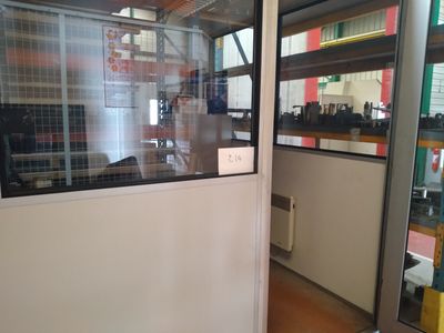 une porte vitrée sur laquelle est accrochée une pancarte, dans une pièce