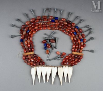 un gros plan sur un collier composé de perles et de dents