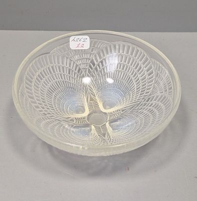 un bol en verre orné d'une étoile, posé sur une table