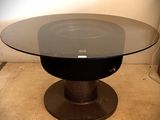 une table en verre avec un piètement en métal et un socle noir