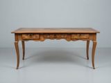 un vieux bureau en bois avec deux tiroirs et un tiroir en dessous