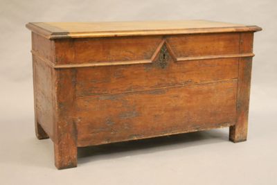 Coffre périgourdin en bois fruitier.