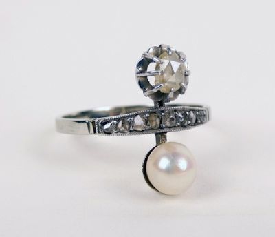 une image d'une bague ornée d'une perle et d'un diamant