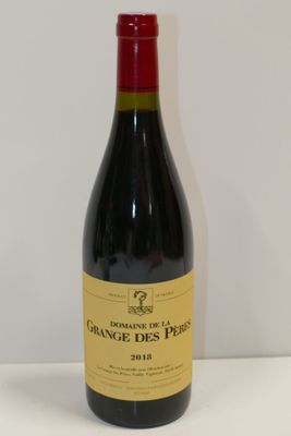 une bouteille de vin posée sur une table