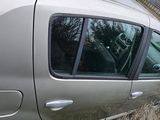 une voiture argentée garée sur le bord de la route