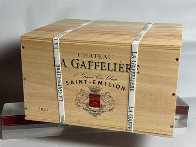 une boîte en bois avec une étiquette posée sur une table