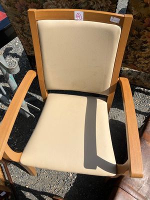 une chaise en bois avec une assise et un dossier beiges