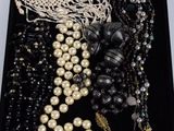 un gros plan sur un plateau sur lequel sont disposés plusieurs bijoux