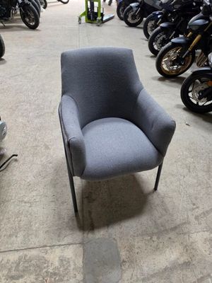 une chaise posée au milieu d'une pièce remplie de motos