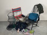 une chaise, un sac à dos, un skateboard et d'autres objets posés par terre