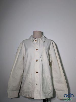 une photo d'une veste blanche sur un mannequin, un mannequin, un mannequin, un mannequin, un mannequin, un mannequin, un mannequin, un mannequin