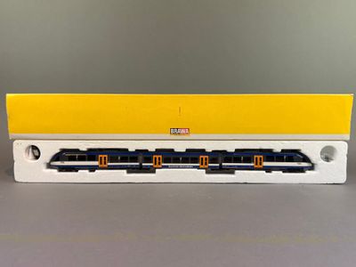 un train jaune et noir posé sur une table grise
