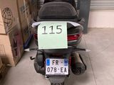 un scooter garé devant des cartons