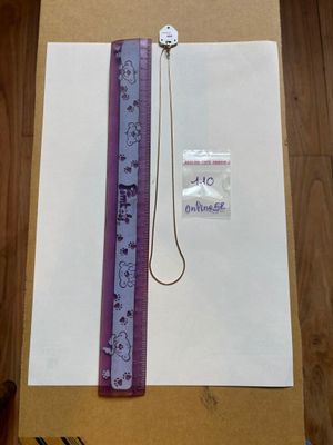 une photo représentant une règle et une feuille de papier posées sur une table