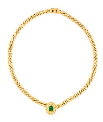 un collier en or jaune orné d'une pierre verte