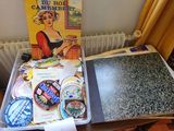 un plateau avec un livre et un plateau de nourriture posés sur une table