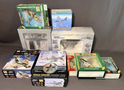 beaucoup de jeux et de DVD sur la table