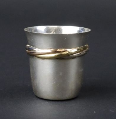 une coupe en argent ornée de deux anneaux en or