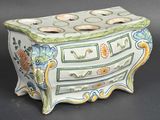 une commode blanche et verte ornée de fleurs