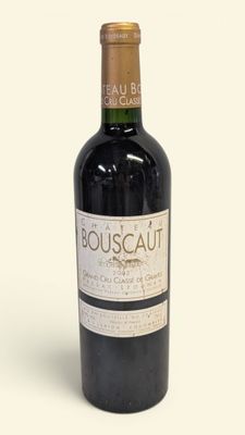 une bouteille de vin posée sur une table