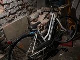 un vélo appuyé contre un mur de briques