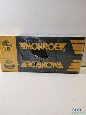 un gros plan d'une boîte posée sur une surface blanche, sur laquelle figure un logo