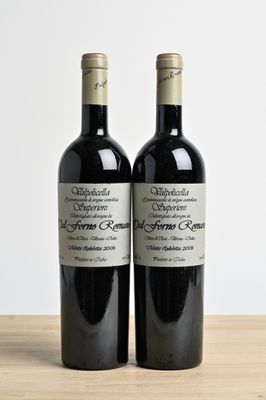 deux bouteilles de vin posées sur une table l'une à côté de l'autre