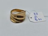 gros plan d'une bague en or portant une étiquette de prix