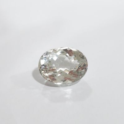 gros plan d'un diamant blanc sur une surface blanche