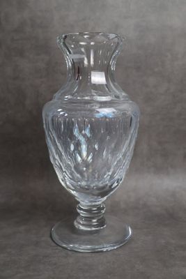 un vase en verre posé sur une table