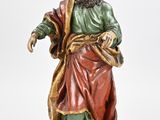 une image représentant une statue d'un homme barbu vêtu d'une robe