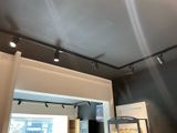 une photo d'une pièce où il y a des lumières au plafond