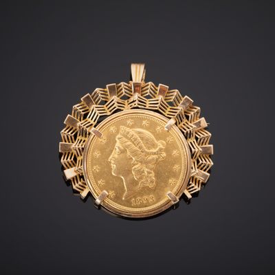 gros plan d'une pièce d'or sur fond noir