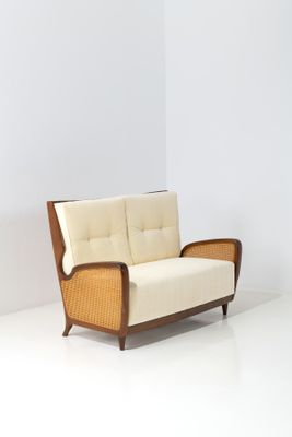 une image représentant une pièce blanche avec un canapé et un fauteuil