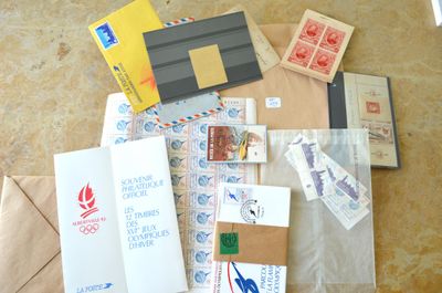 de nombreux types de timbres et d'enveloppes disposés sur une table